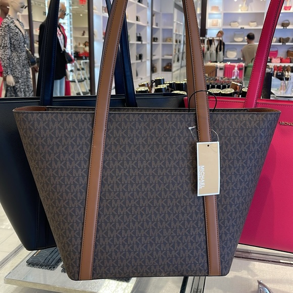 MICHAEL KORS
Pratt Large Signature Logo Tote Shoulder Bag
COLOR BROWN
NWT - Picture 8 of 16